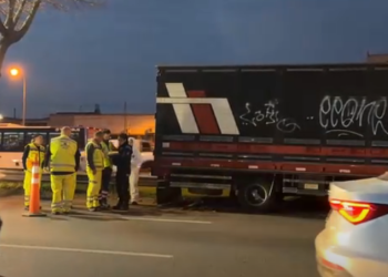 Un camionero descompensó y murió a bordo de su vehículo sobre la avenida General Paz