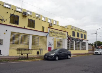 Tensión en una escuela de Neuquén: un nene de 6 años permaneció en el colegio tras un conflicto judicial entre sus padres