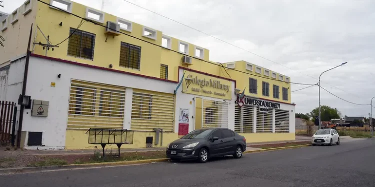 Tensión en una escuela de Neuquén: un nene de 6 años permaneció en el colegio tras un conflicto judicial entre sus padres
