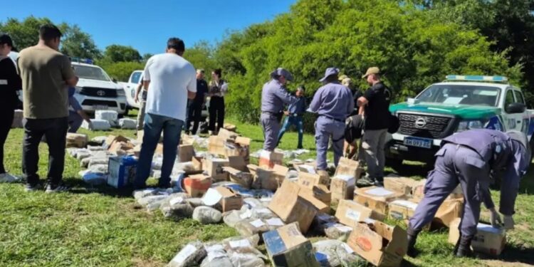 Piden penas de hasta 15 años de prisión para ocho policías de Chaco acusados de robar cocaína antes de una incineración