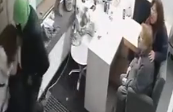 Un delincuente armado agredió a una trabajadora y robó en un centro de estética en La Plata