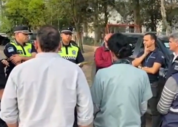 Conmoción en Tucumán: hallan muerta a una mujer y detienen a su pareja oculto debajo de una cama