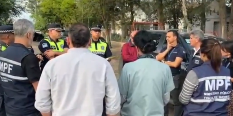 Conmoción en Tucumán: hallan muerta a una mujer y detienen a su pareja oculto debajo de una cama