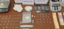 Desmantelan un “narco-kiosco” y un centro de acopio en Balvanera: secuestran miles de dosis de cocaína y detienen a una pareja