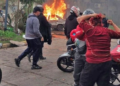 Furia de repartidores en Tigre: localizaron por GPS la moto robada a un compañero, destrozaron una vivienda e incendiaron un auto