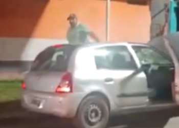 Violento ataque tras un choque en Monte Grande: el dueño de un auto de alquiler destrozó a pedradas el vehículo con el que colisionaron