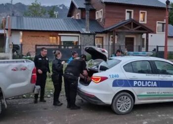 Allanamiento y rescate en Esquel: detuvieron a un hombre acusado de mantener cautivos a su pareja y a sus tres hijos