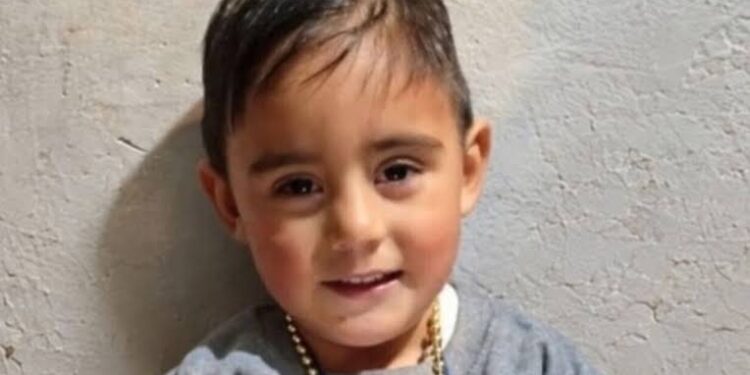 Un patrullero chocó contra un auto durante una persecución en Lomas de Zamora: murió un niño de dos años y detuvieron al policía que manejaba